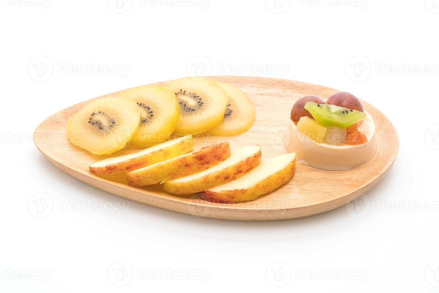 Pudín de frutas con kiwi y manzana en la mesa foto