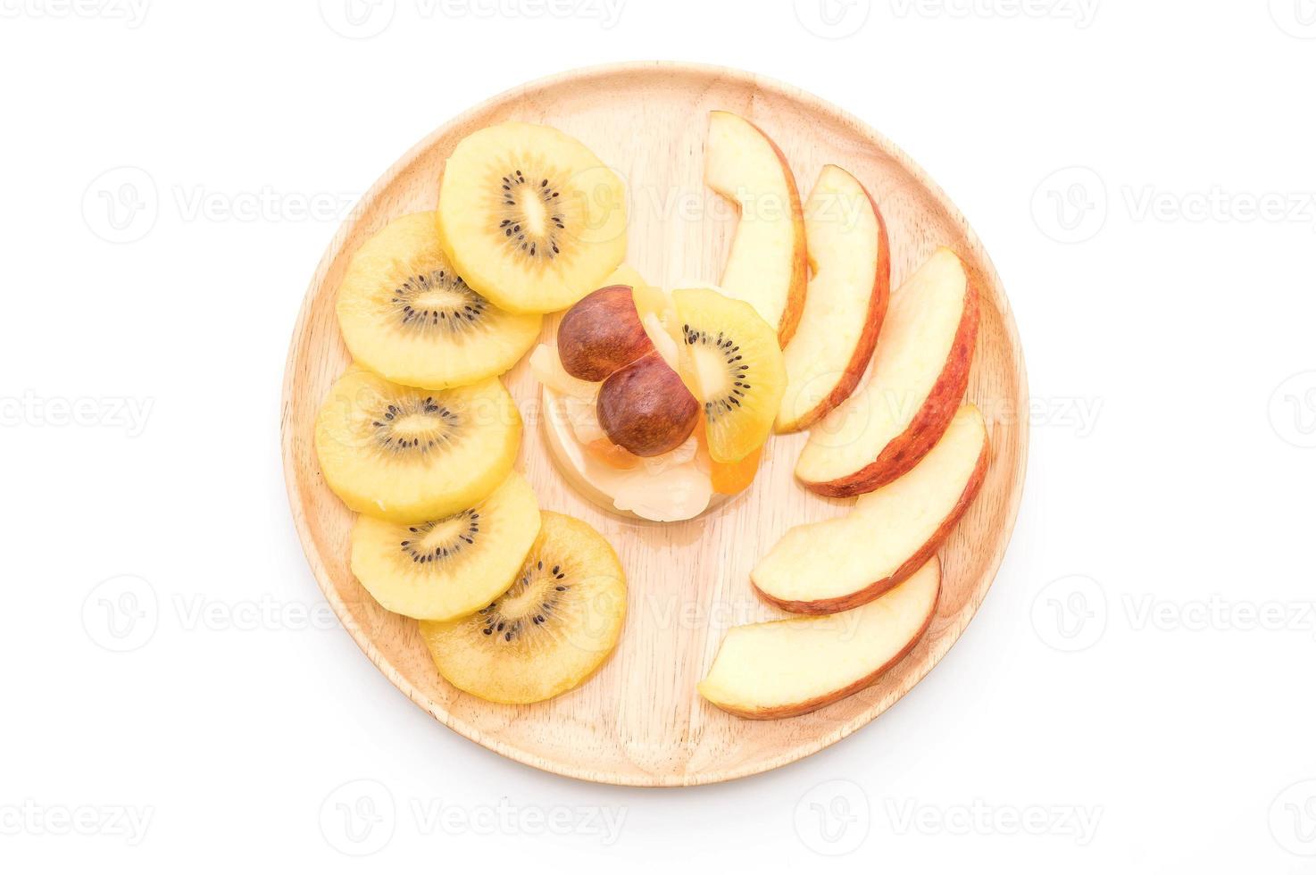 Pudín de frutas con kiwi y manzana en la mesa foto