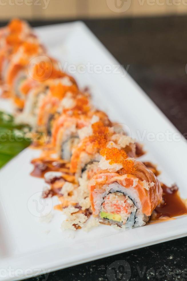 rollos de sushi de salmón - comida japonesa foto