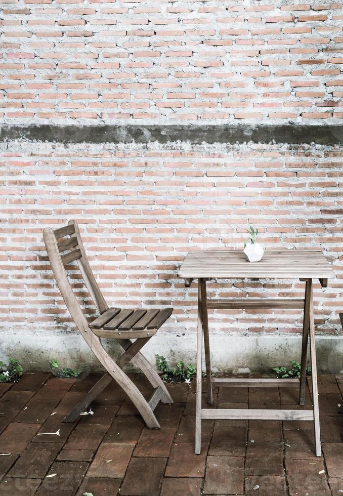 Silla de madera vacía en restaurante. foto