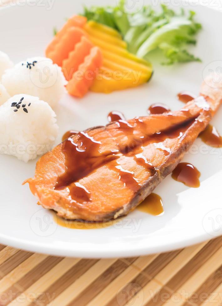 filete de salmón con salsa teriyaki foto