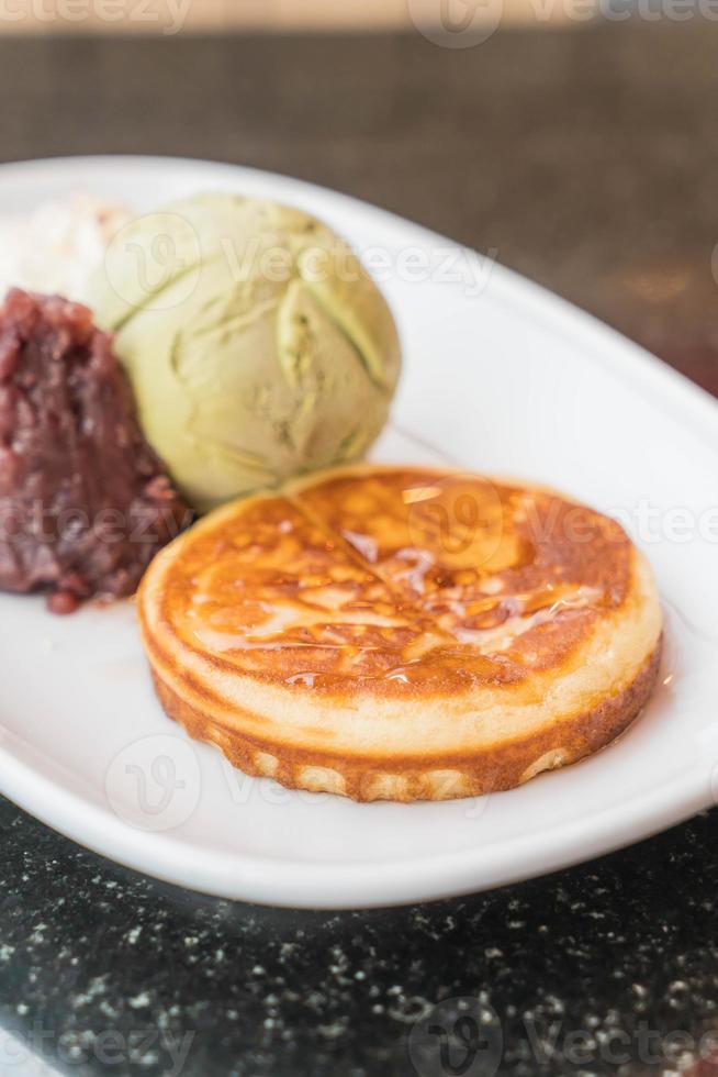 helado de té verde con panqueque, frijoles rojos y crema batida - postre foto