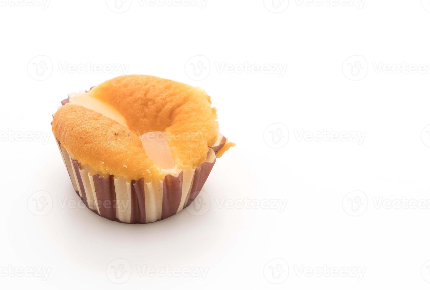 Cupcake de vainilla con frutas en la parte superior sobre fondo blanco. foto
