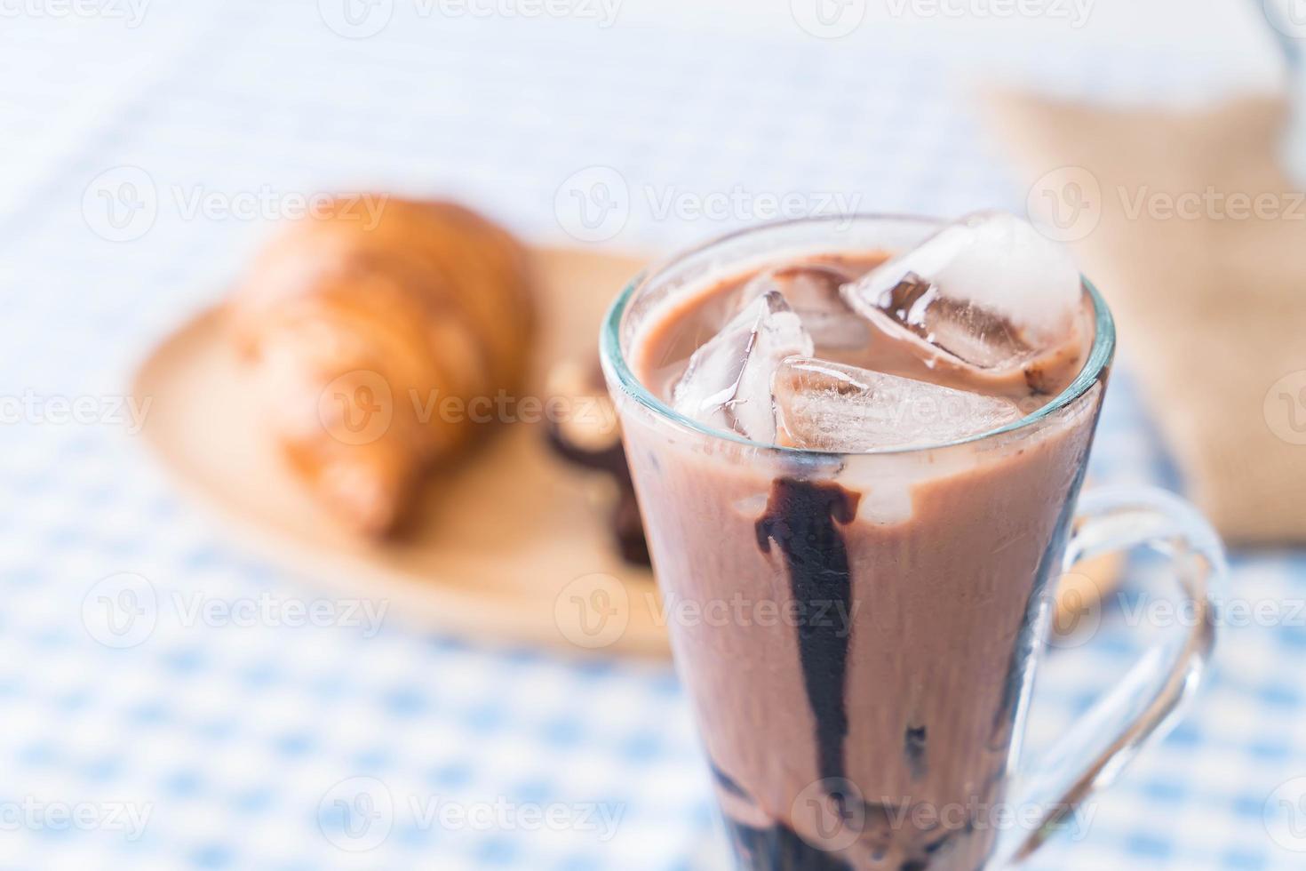 chocolate helado en la mesa foto