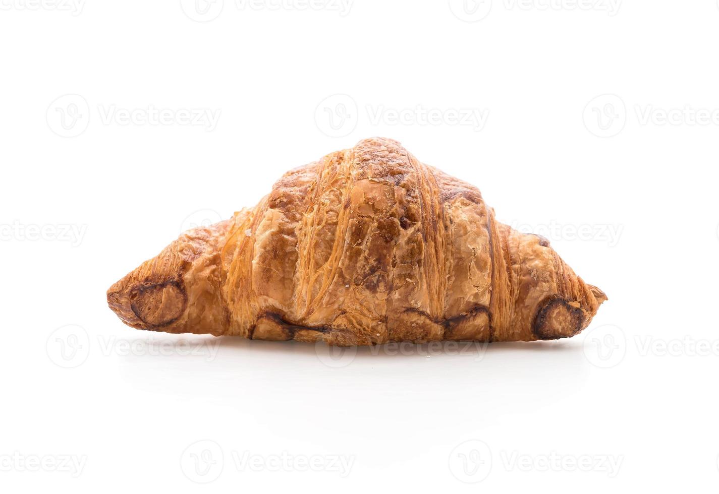 Croissant de mantequilla sobre fondo blanco. foto