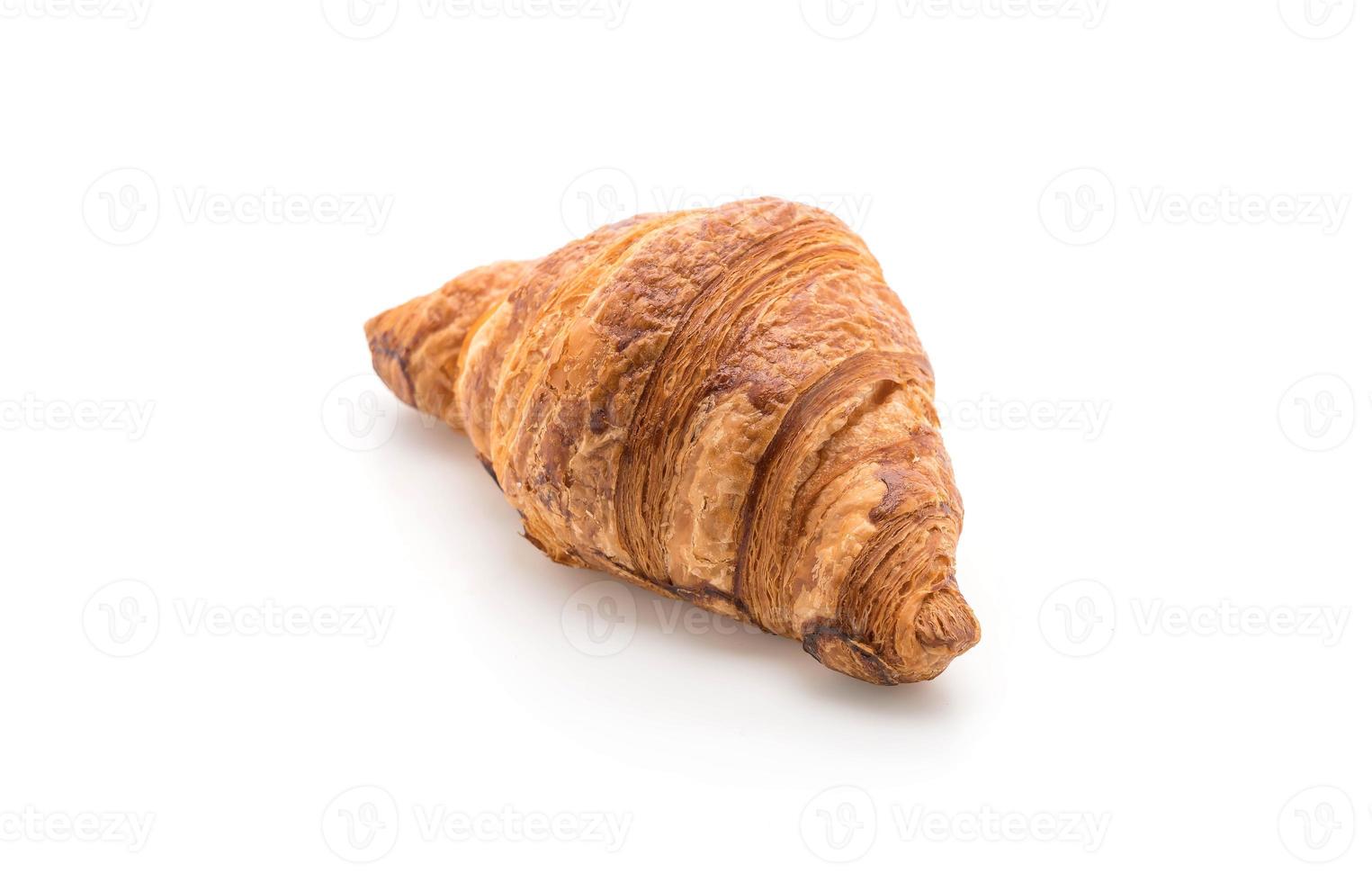 Croissant de mantequilla sobre fondo blanco. foto