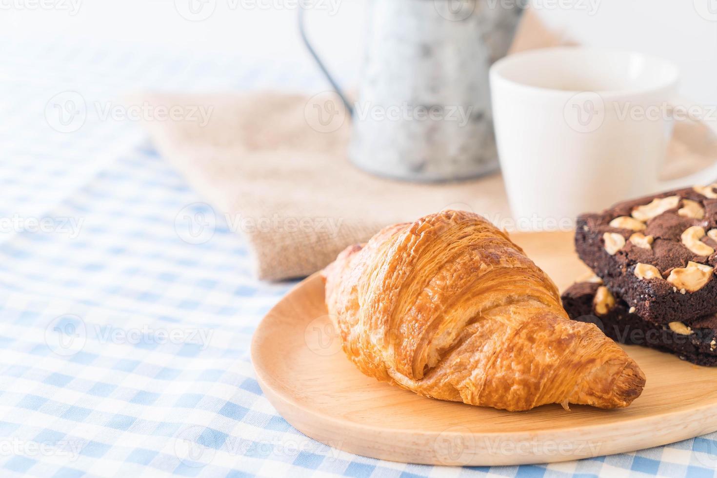 croissant y brownies en la mesa foto