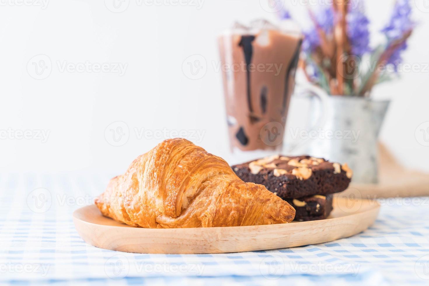 croissant y brownies en la mesa foto