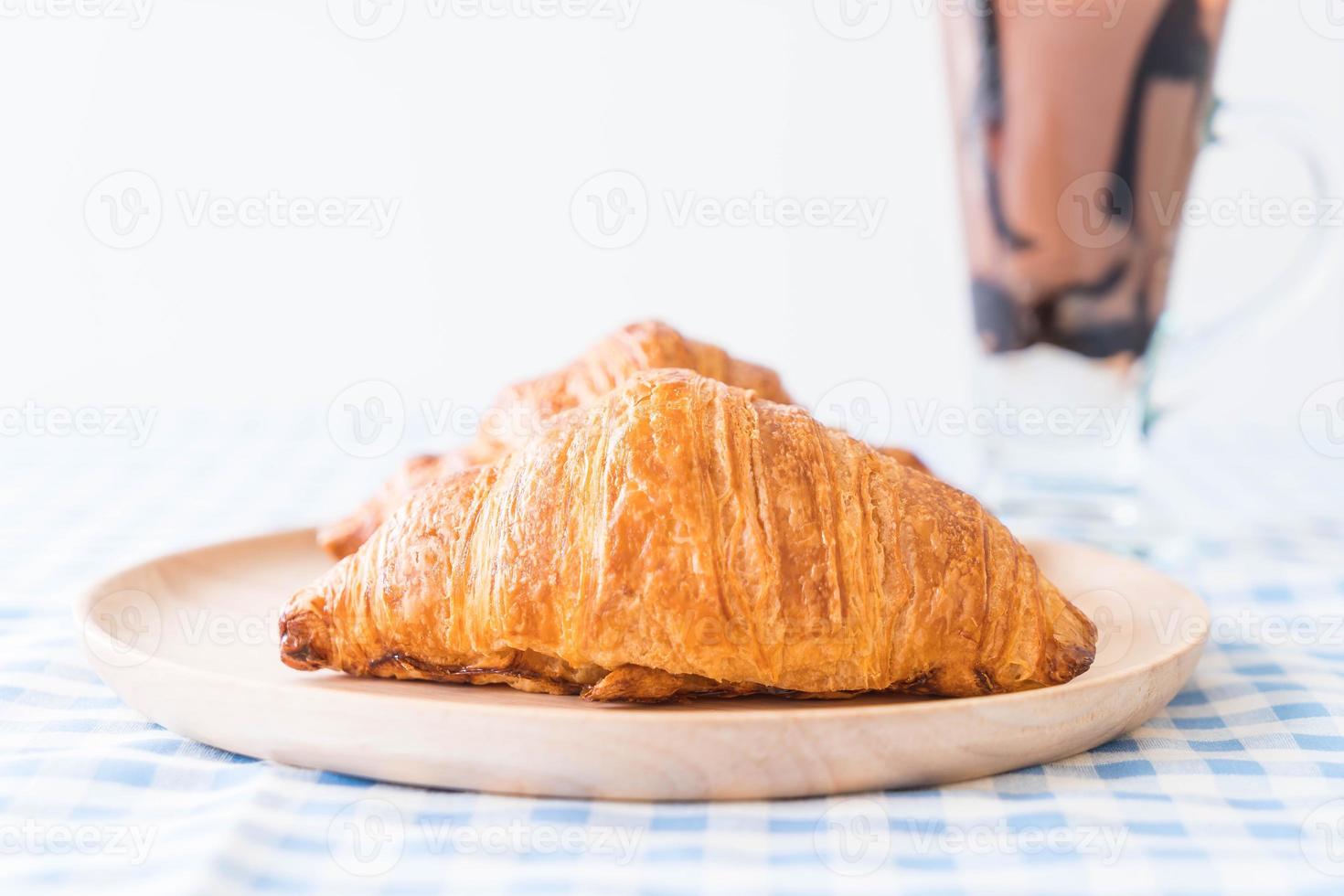 croissant de mantequilla en la mesa foto