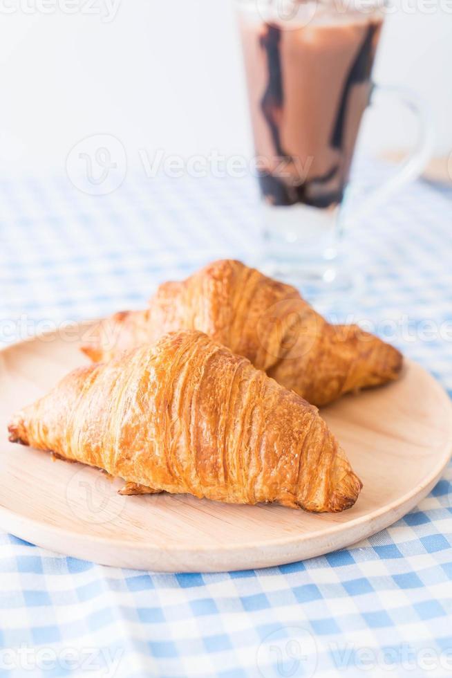 croissant de mantequilla en la mesa foto