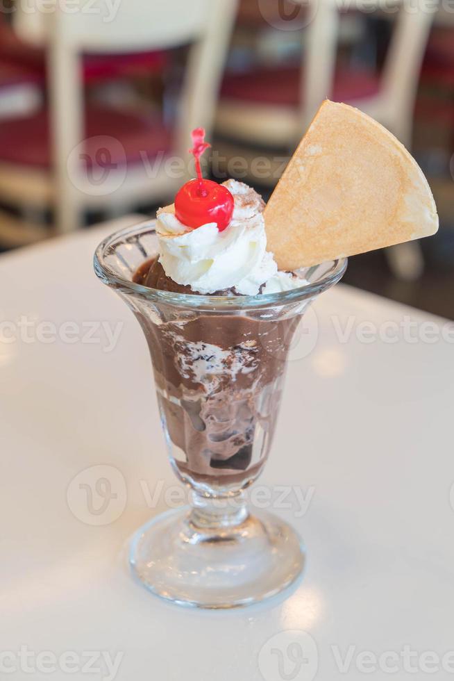 helado de chocolate en el café foto