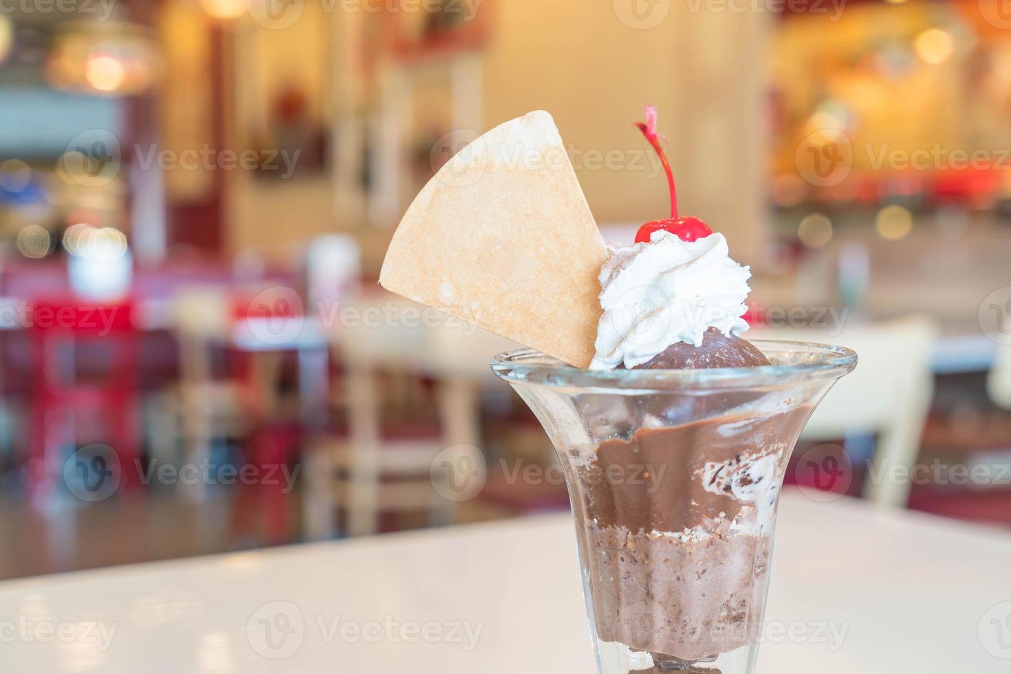 helado de chocolate en el café foto