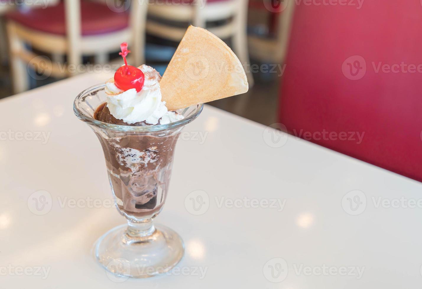 helado de chocolate en el café foto