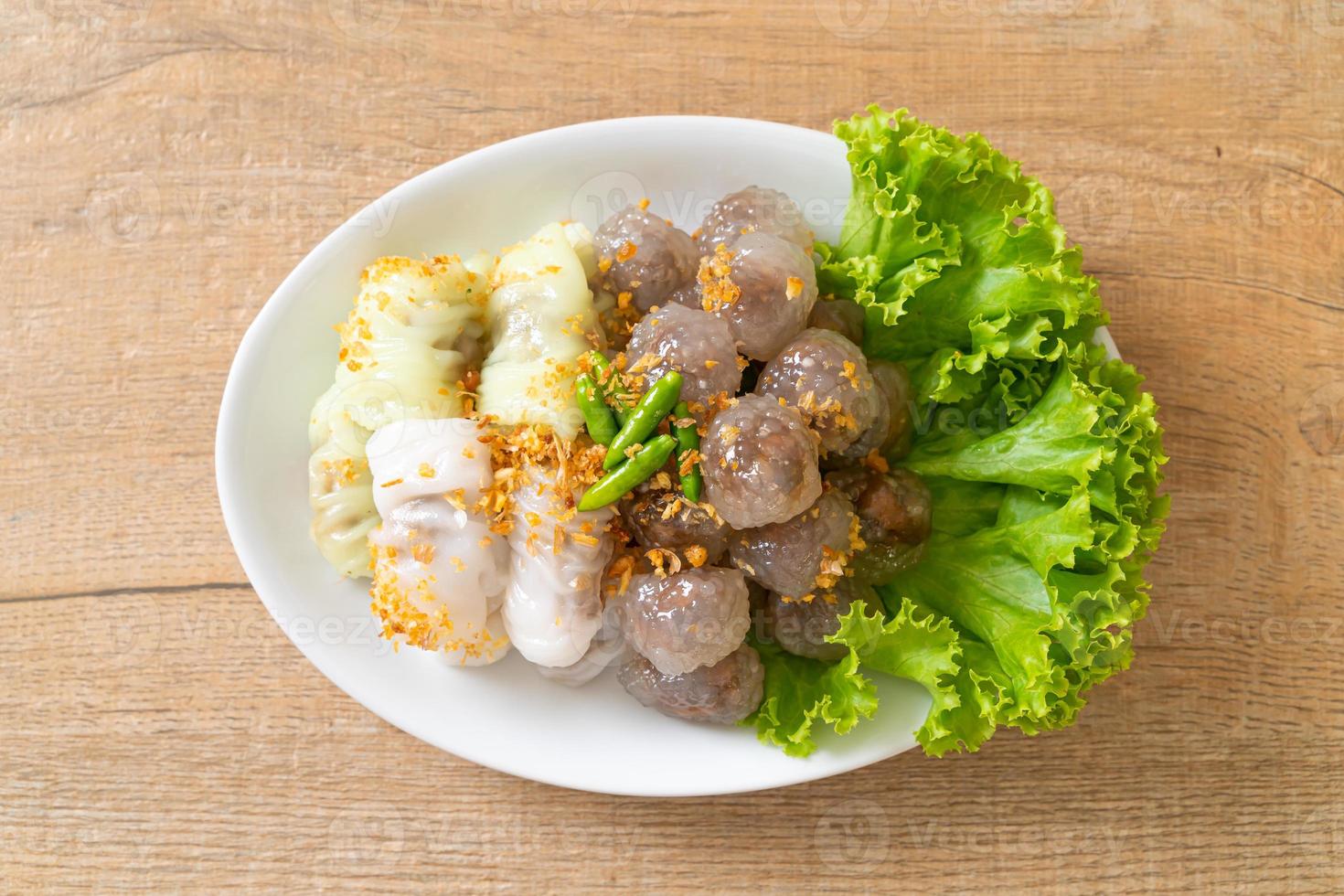 albóndigas de piel de arroz al vapor y albóndigas de tapioca al vapor con cerdo foto