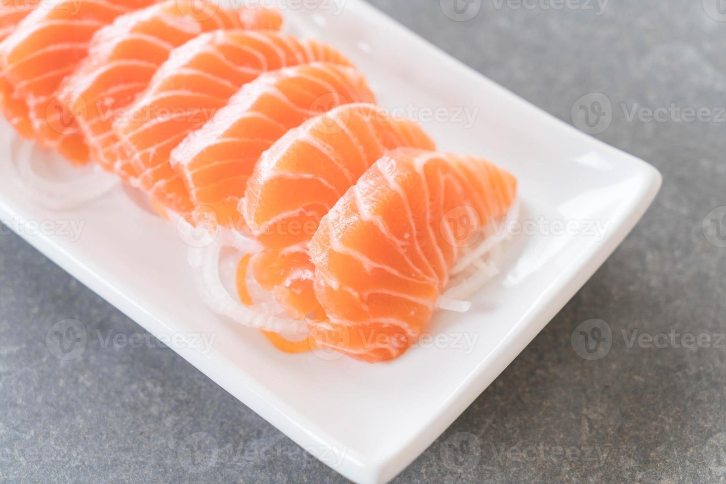 sashimi de salmón crudo foto