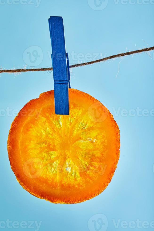 Se cuelgan rodajas de naranjas o mandarinas secas en el tendedero con foto