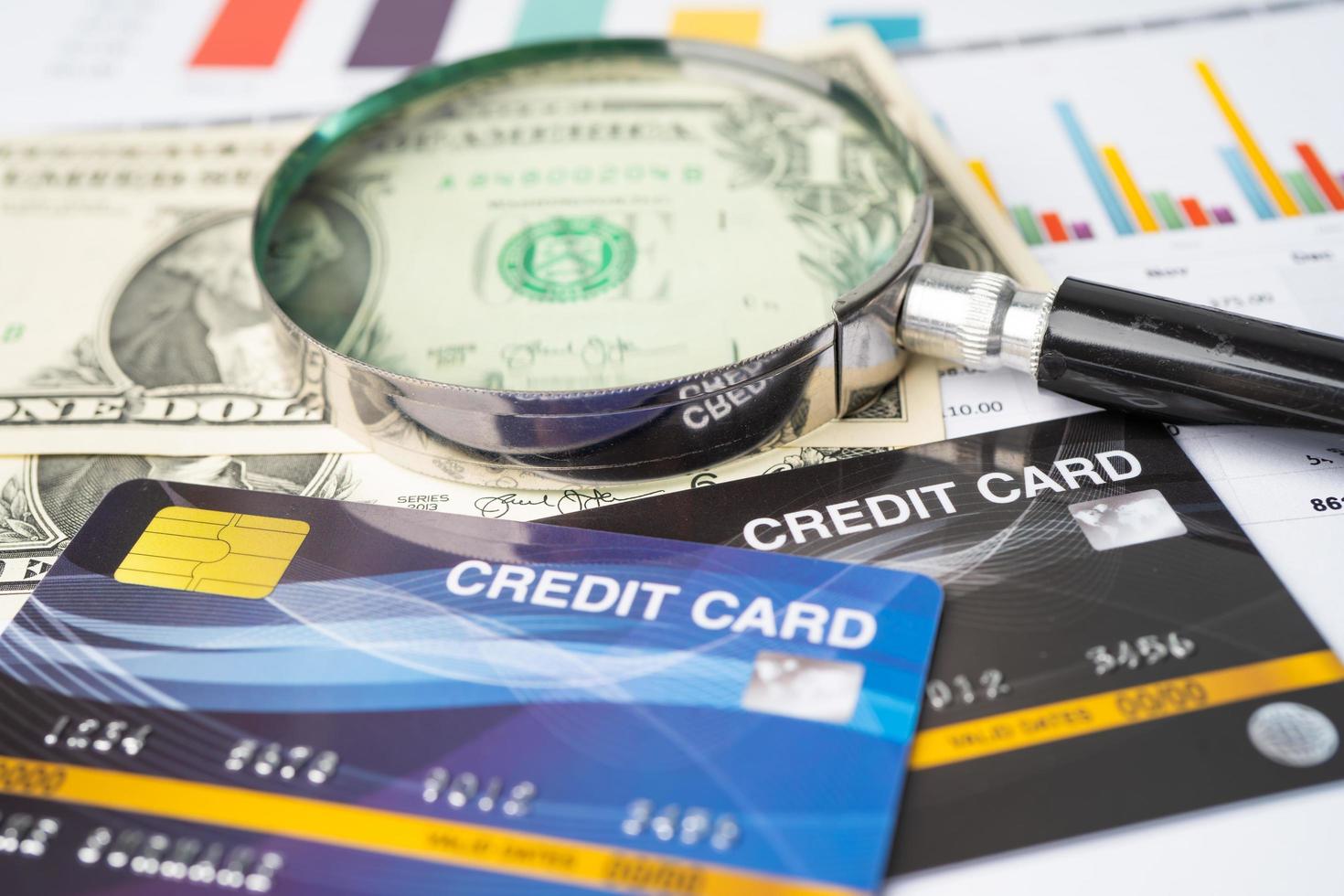modelo de tarjeta de crédito con lupa, desarrollo financiero foto