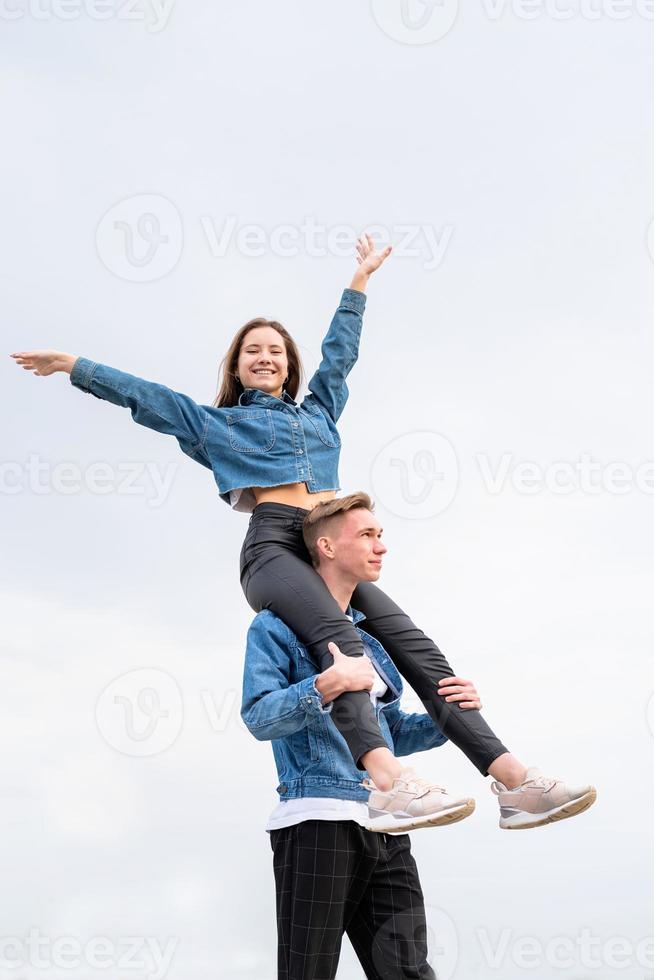 joven pareja amorosa pasar tiempo juntos en el parque divirtiéndose foto