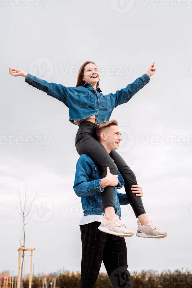 joven pareja amorosa pasar tiempo juntos en el parque divirtiéndose foto