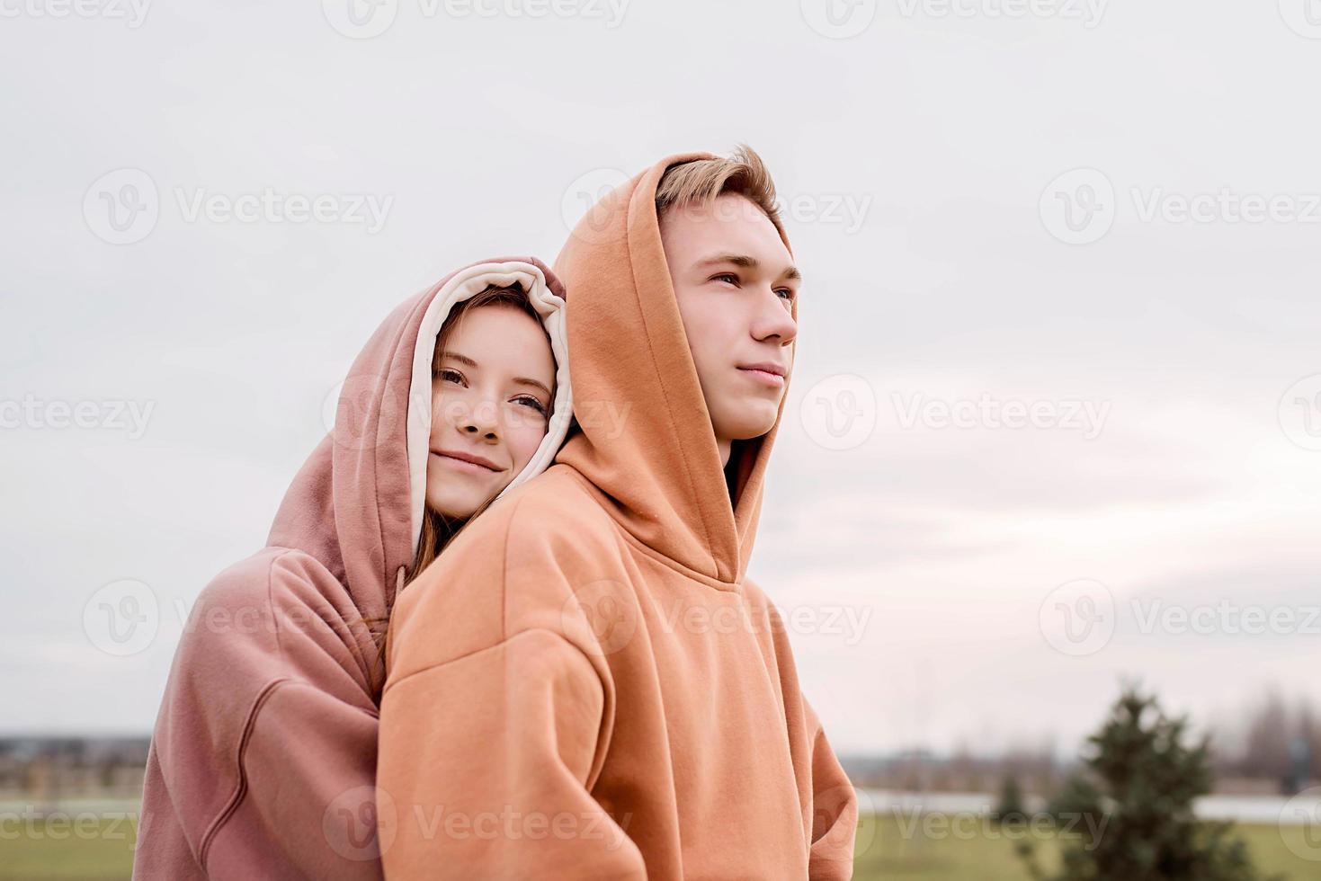 Joven pareja amorosa abrazándose al aire libre en el parque foto