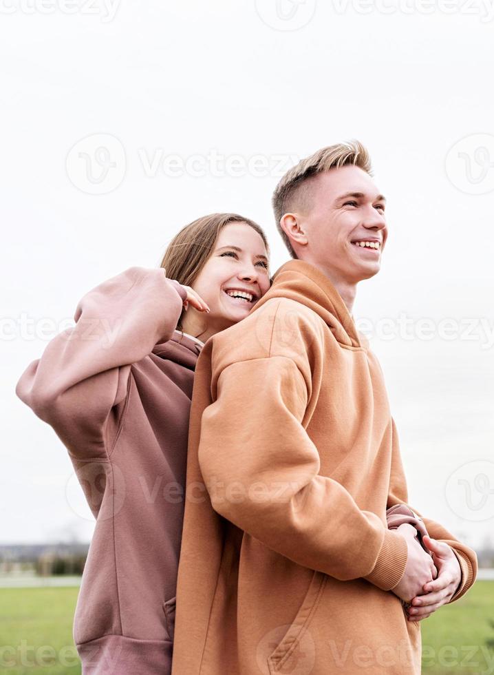 Joven pareja amorosa abrazándose al aire libre en el parque foto