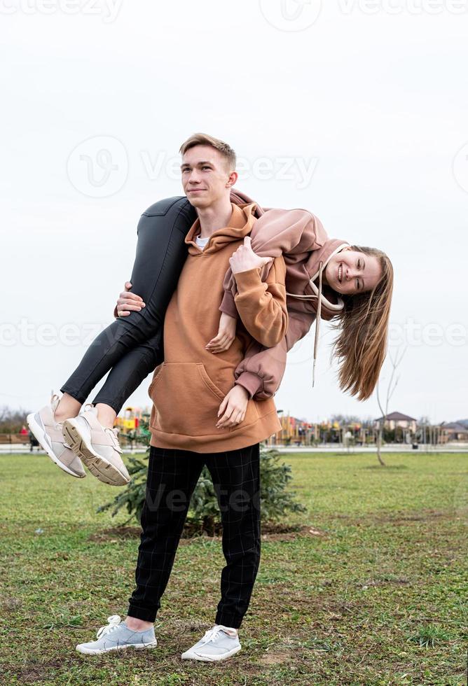 Joven pareja amorosa abrazándose al aire libre en el parque foto