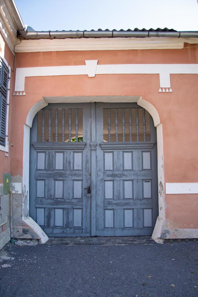 biertan, sibiu, rumania, 2020.la fachada de una casa puerta de madera gris foto