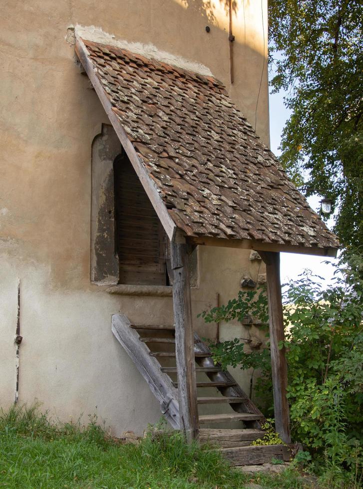 iglesia fortificada en biertan, sibiu, rumania, 2020, la entrada de las torres foto