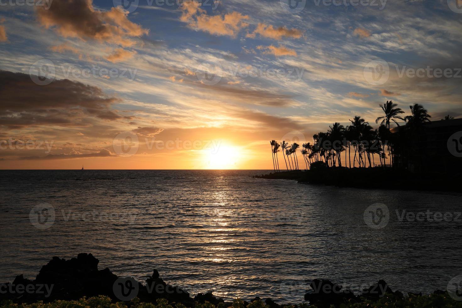 hermosa puesta de sol en la isla grande, costa de kohala, hawai foto
