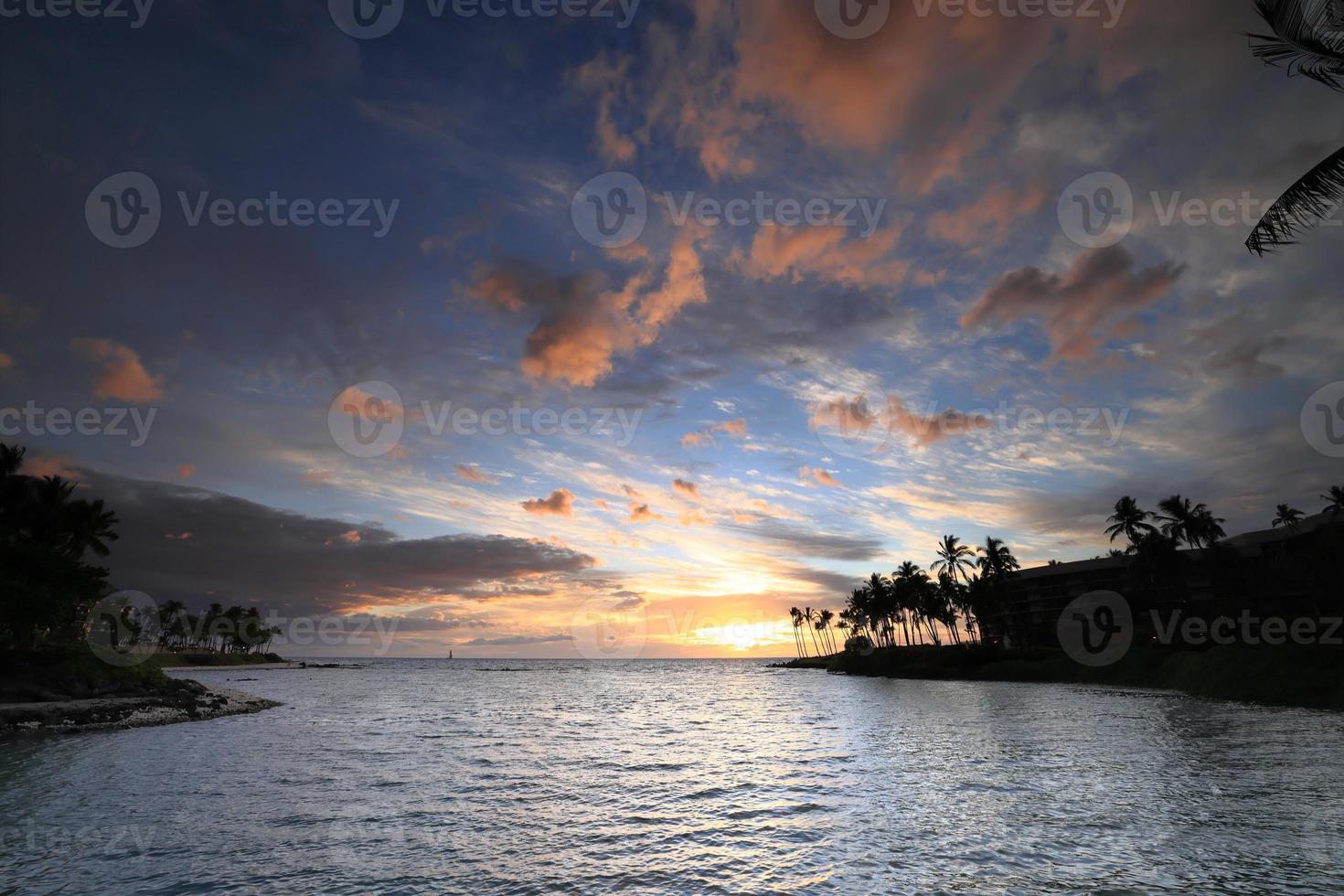 hermosa puesta de sol en la isla grande, costa de kohala, waikoloa, hawai foto