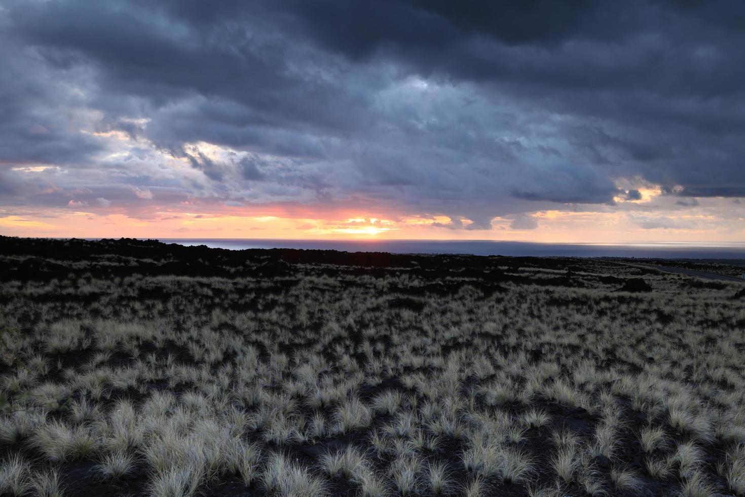 hermosa puesta de sol en la isla grande, costa de kohala, hawai foto