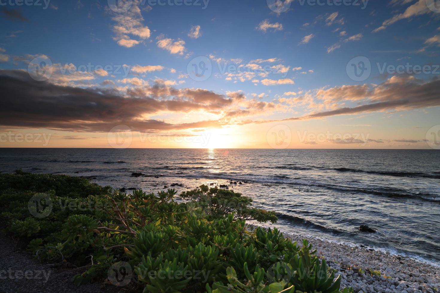 hermosa puesta de sol en la isla grande, costa de kohala, waikoloa, hawai foto