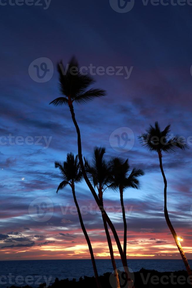 hermosa puesta de sol en la isla grande, costa de kohala, waikoloa, hawai foto