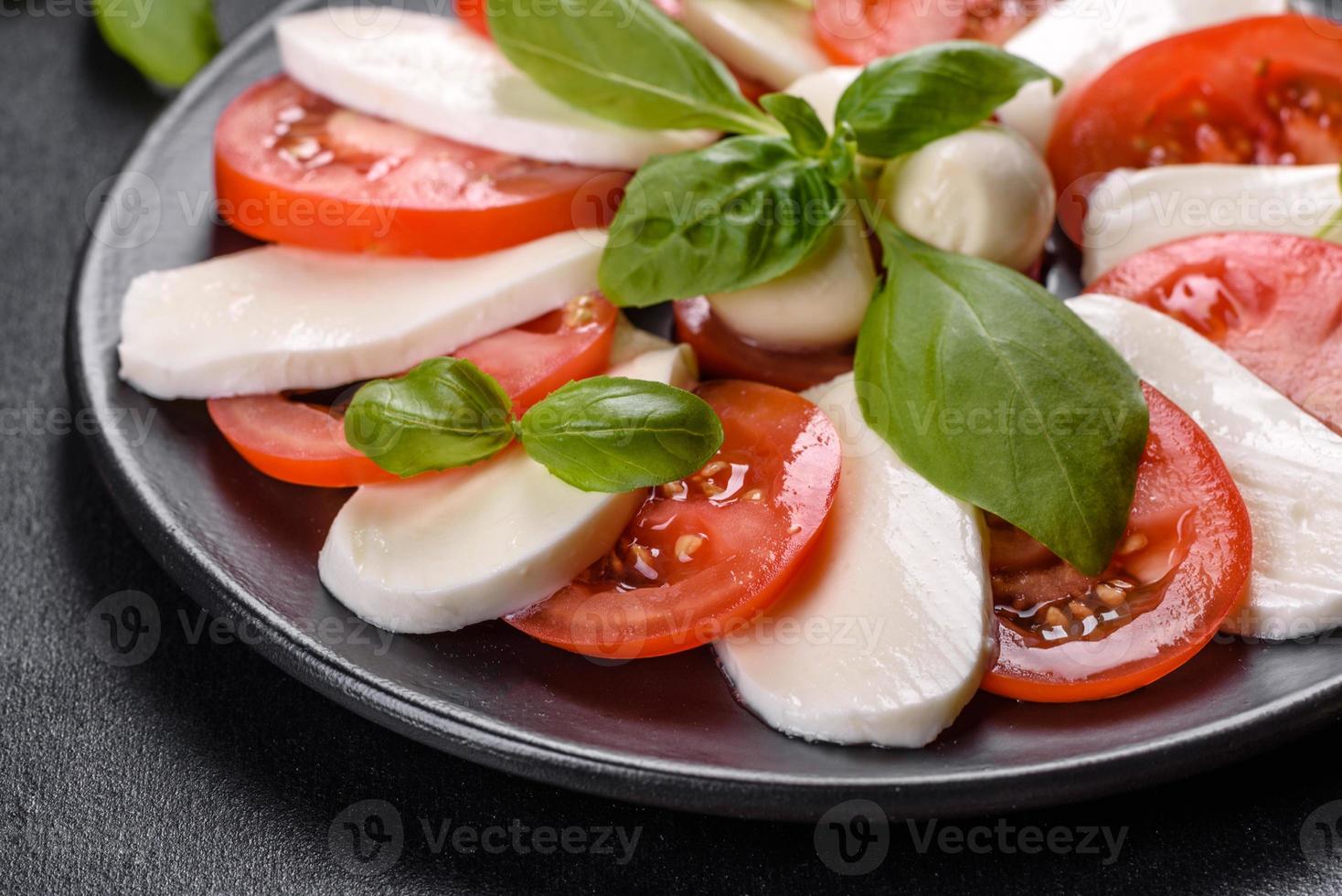 ensalada caprese italiana con tomates en rodajas, queso mozzarella foto