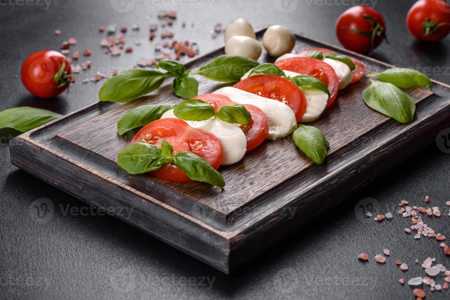 ensalada caprese italiana con tomates en rodajas, queso mozzarella foto