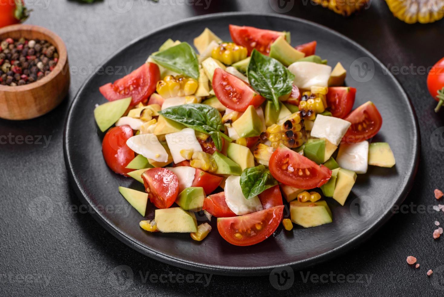 deliciosa ensalada fresca con tomates, aguacate, queso y maíz a la parrilla foto