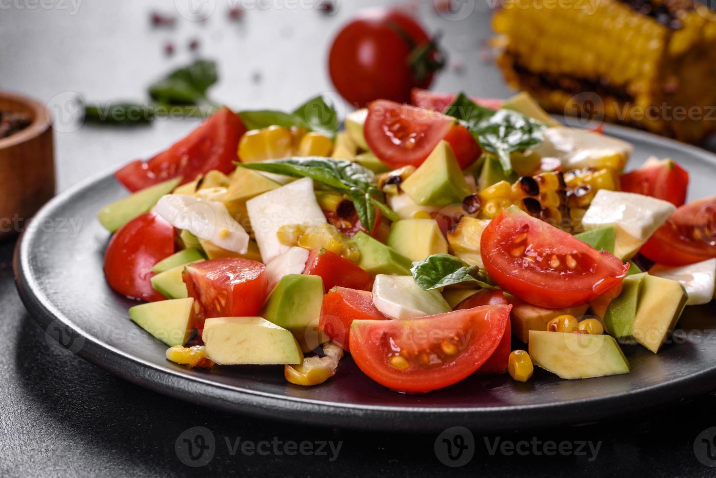 deliciosa ensalada fresca con tomates, aguacate, queso y maíz a la parrilla foto