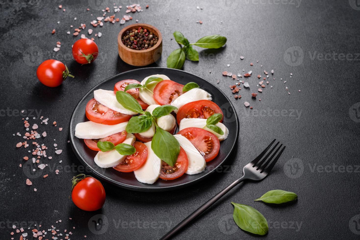 ensalada caprese italiana con tomates en rodajas, queso mozzarella foto