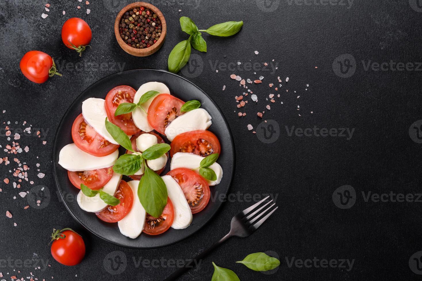 ensalada caprese italiana con tomates en rodajas, queso mozzarella foto