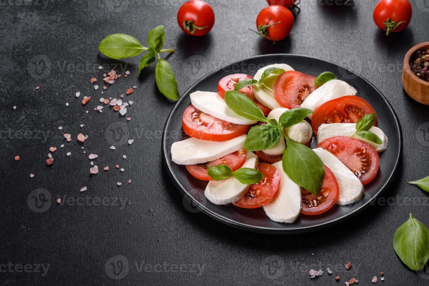 ensalada caprese italiana con tomates en rodajas, queso mozzarella foto