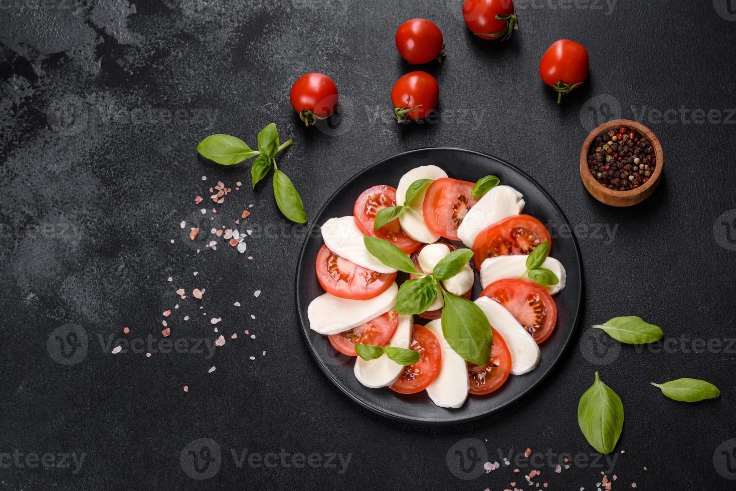 ensalada caprese italiana con tomates en rodajas, queso mozzarella foto