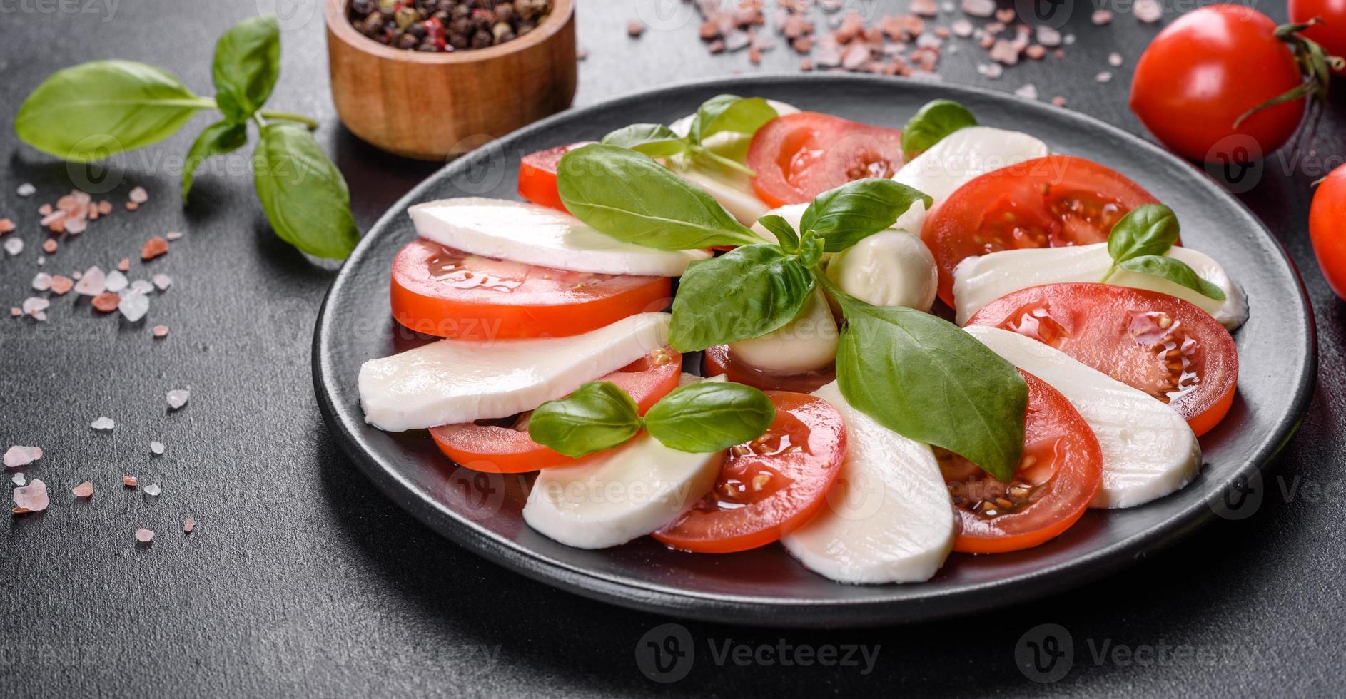 ensalada caprese italiana con tomates en rodajas, queso mozzarella foto