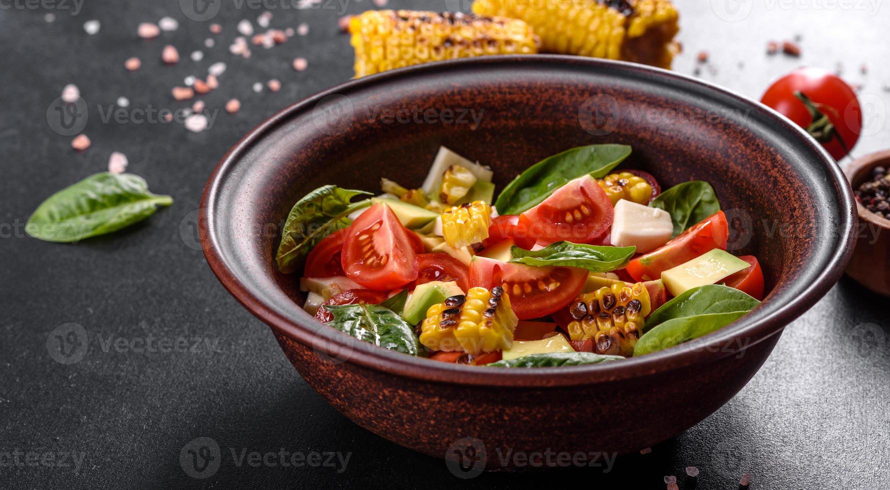 deliciosa ensalada fresca con tomates, aguacate, queso y maíz a la parrilla foto