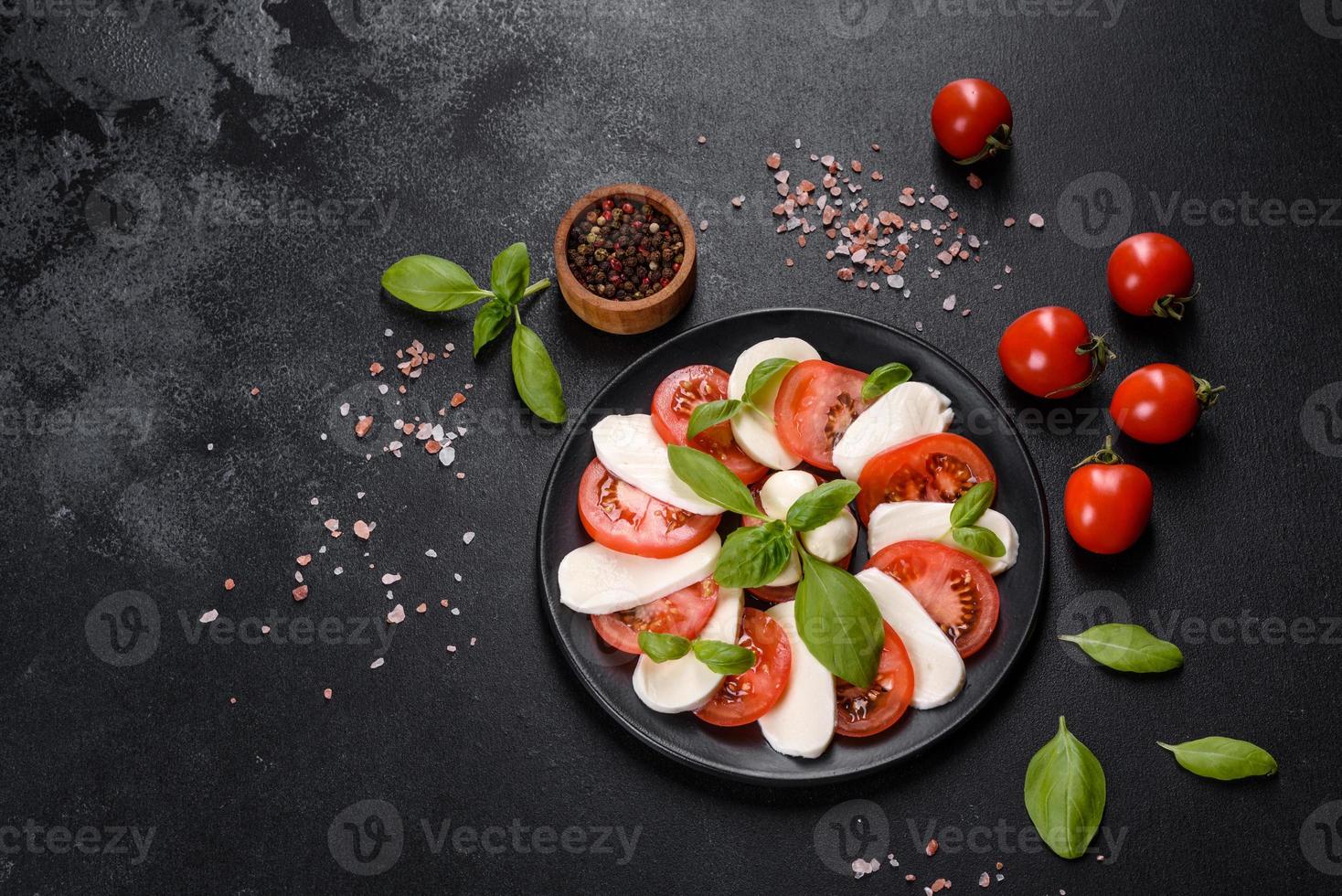 ensalada caprese italiana con tomates en rodajas foto