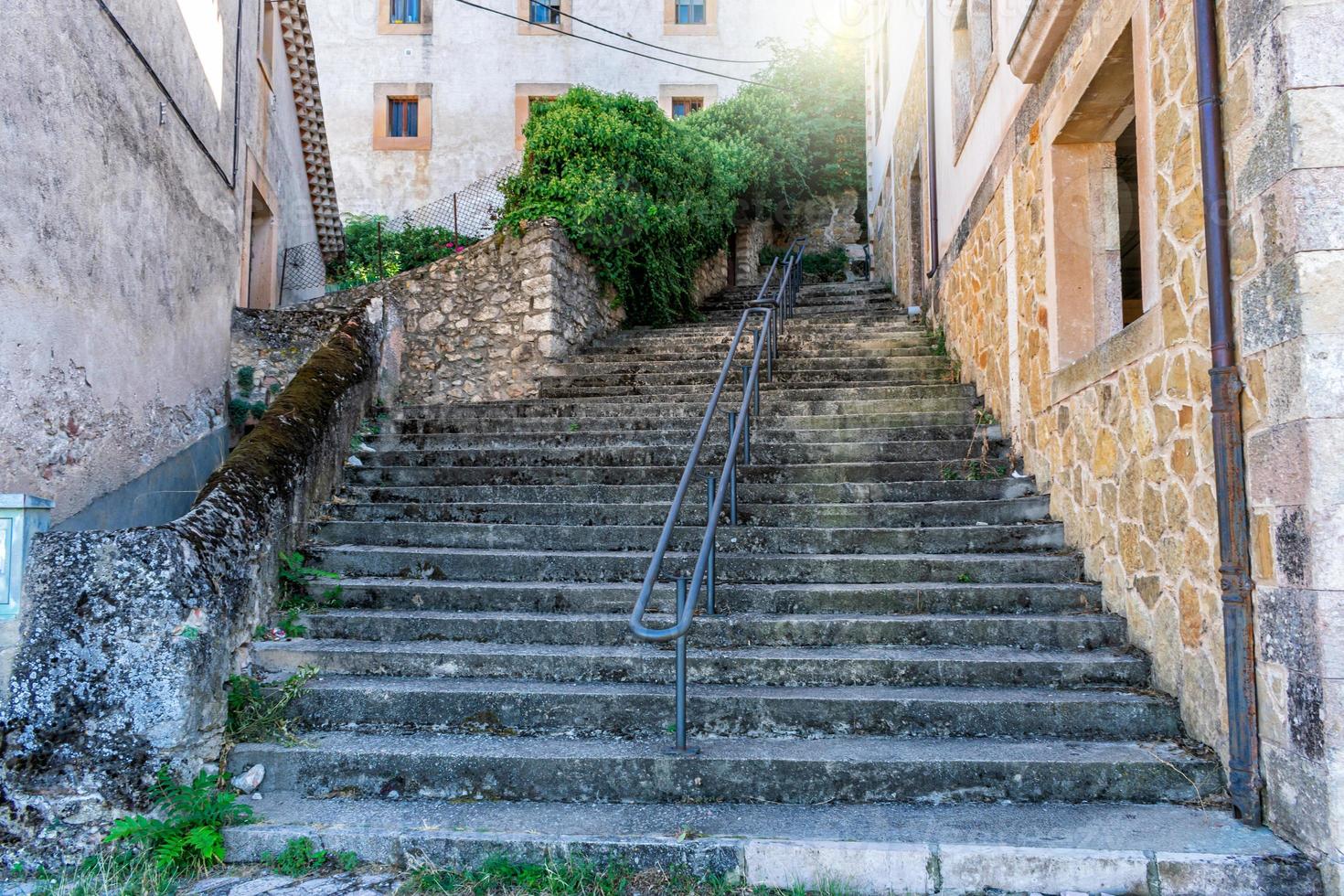 escaleras de piedra en una calle de la ciudad foto