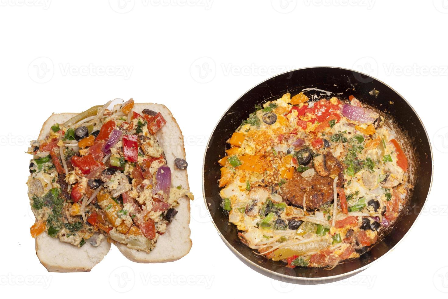 Tortilla de verduras en una sartén de hierro negro sobre un fondo blanco. foto