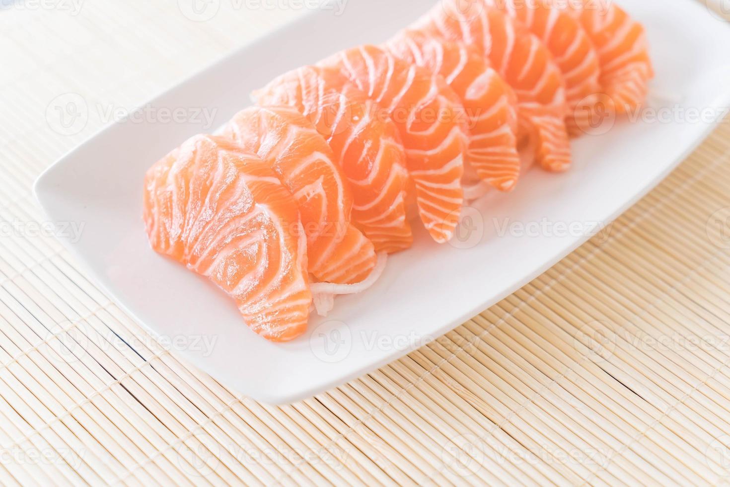 sashimi de salmón crudo foto