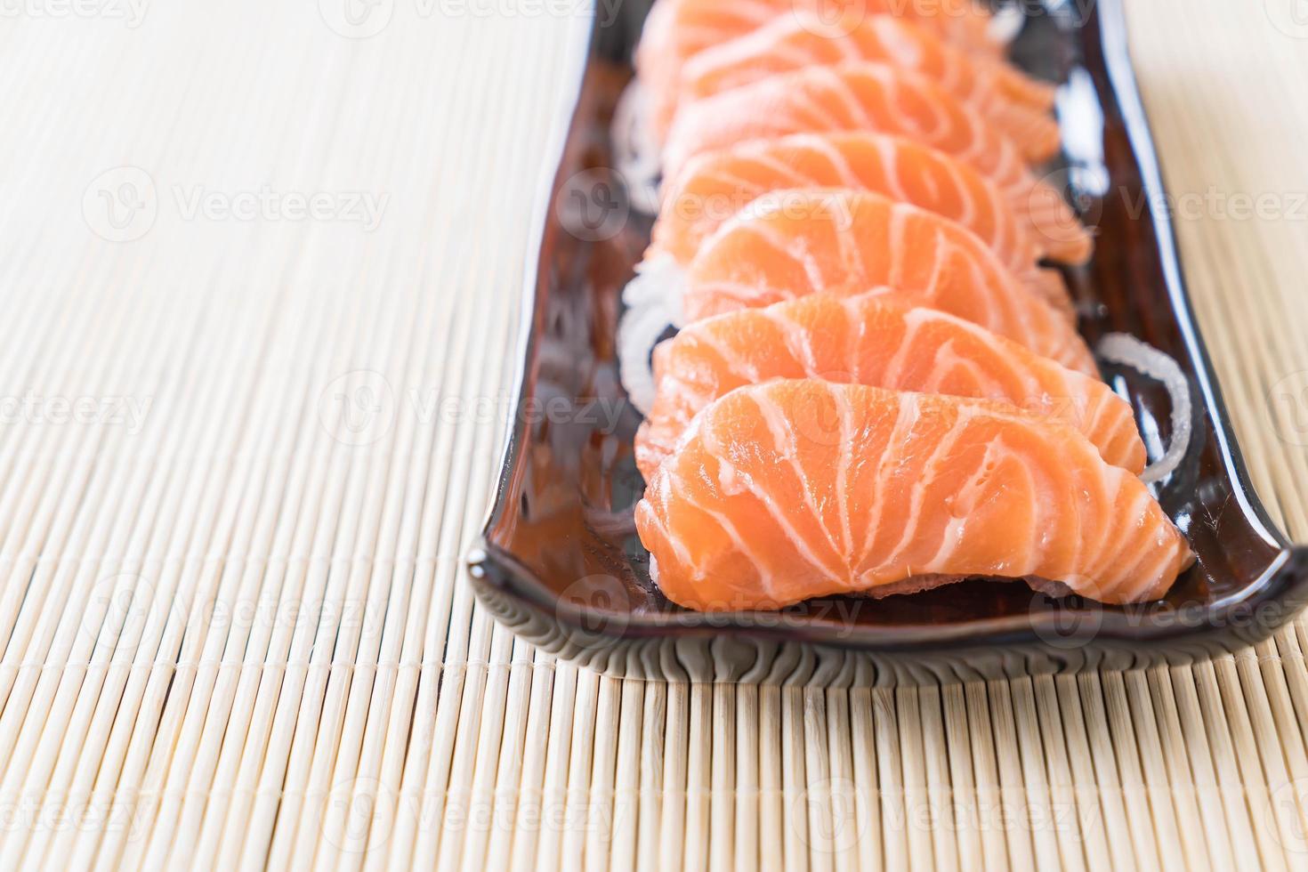 sashimi de salmón crudo foto