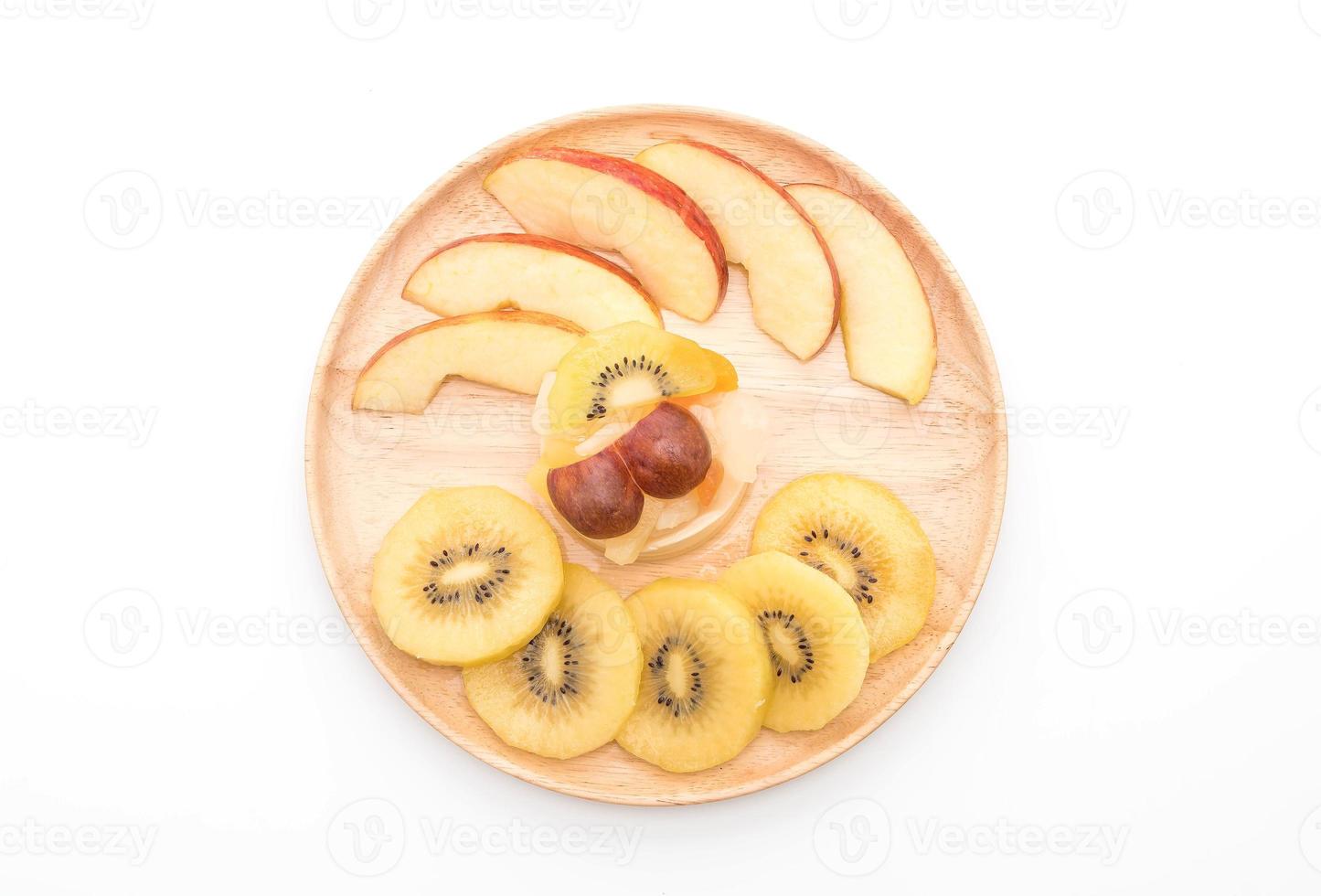 Pudín de frutas con kiwi y manzana sobre fondo blanco. foto