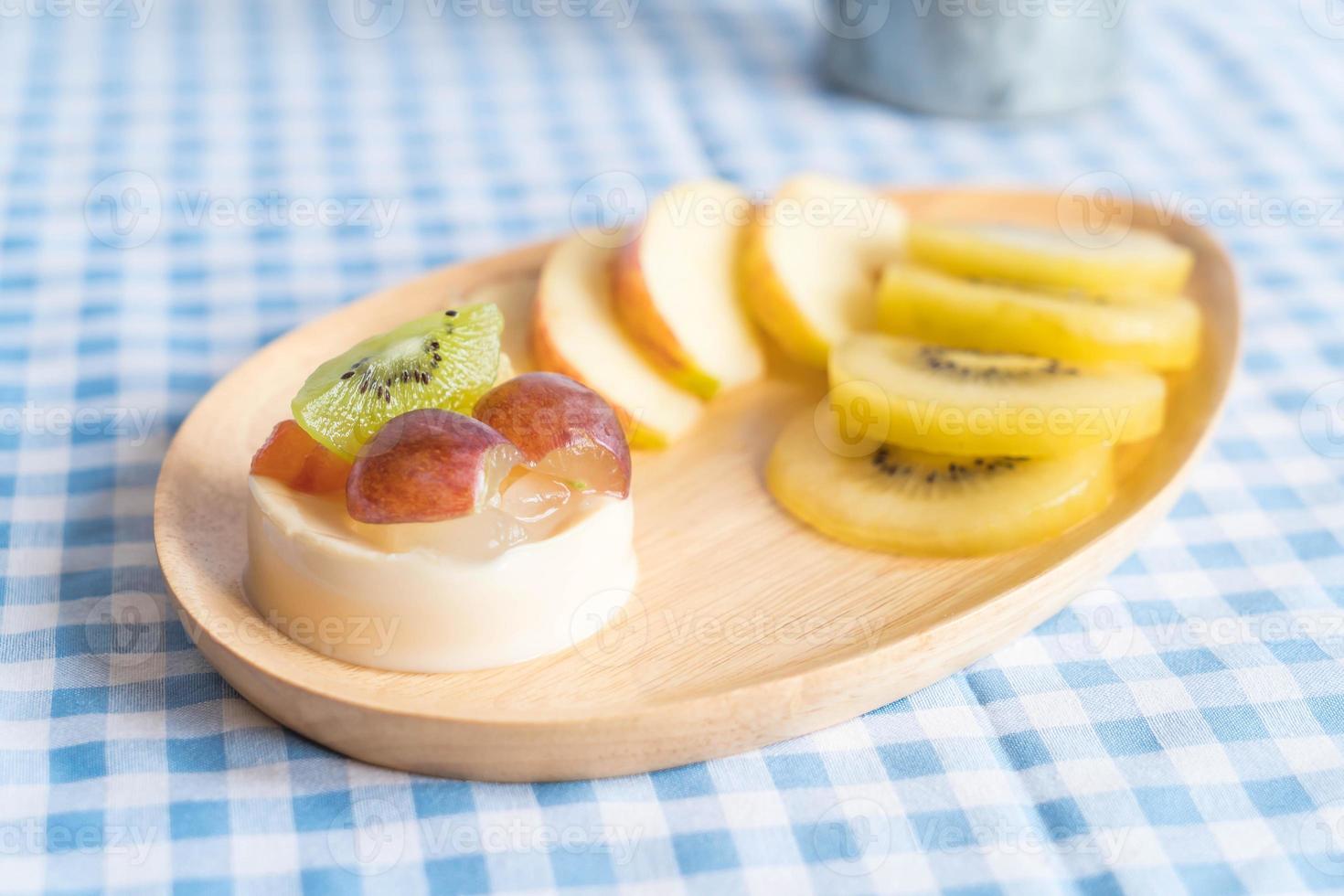 Pudín de frutas con kiwi y manzana en la mesa foto